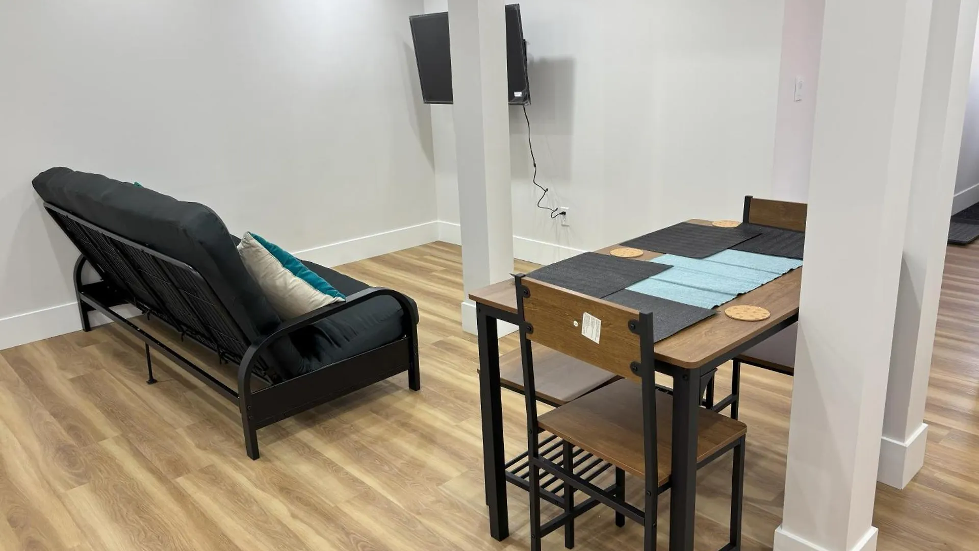 Valleyhut - Private 2 Bedrooms 1 Bathroom Walkout Basement Apartment Калгари 0*,  Канада