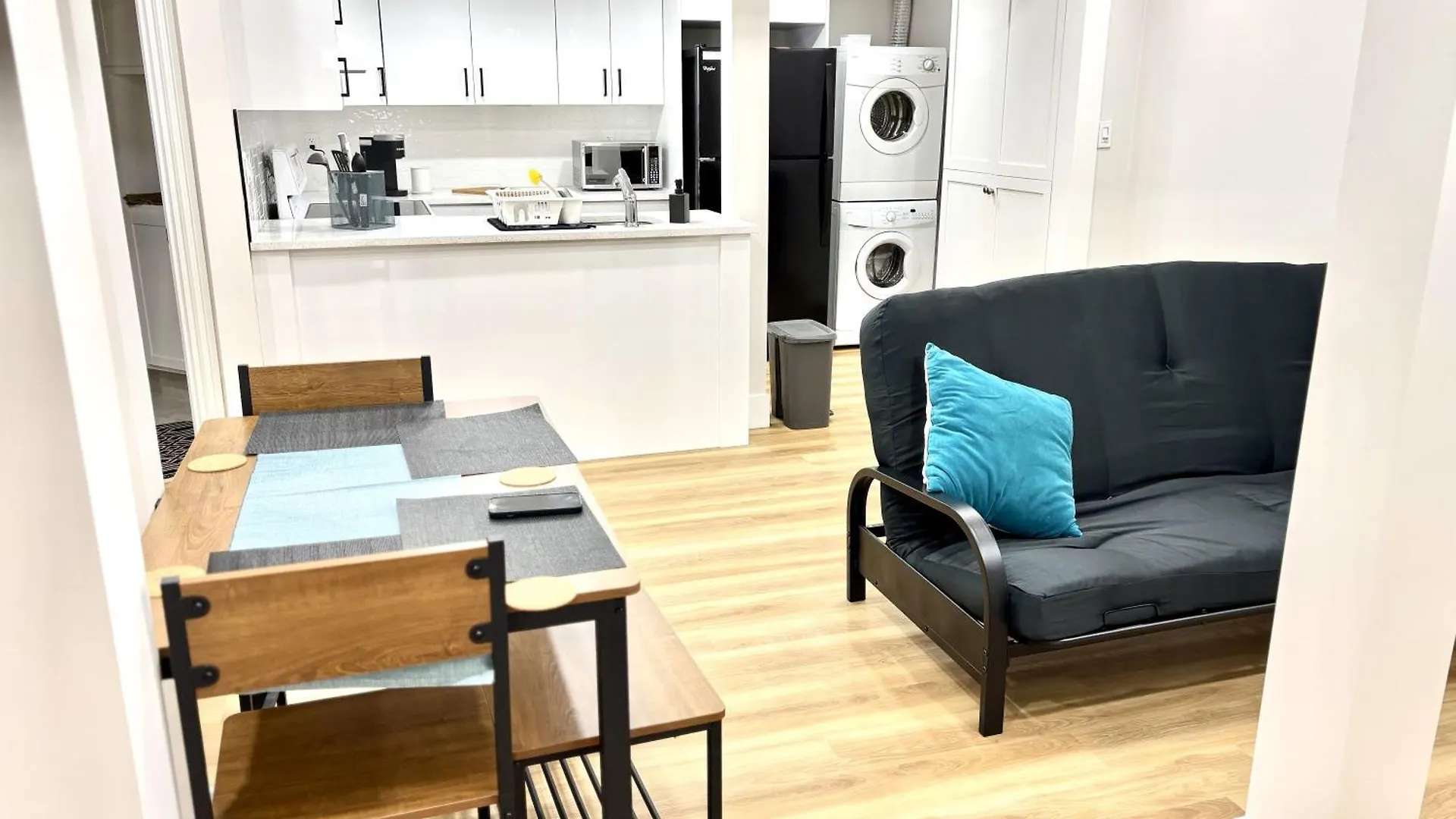 Valleyhut - Private 2 Bedrooms 1 Bathroom Walkout Basement Apartment Калгари Канада