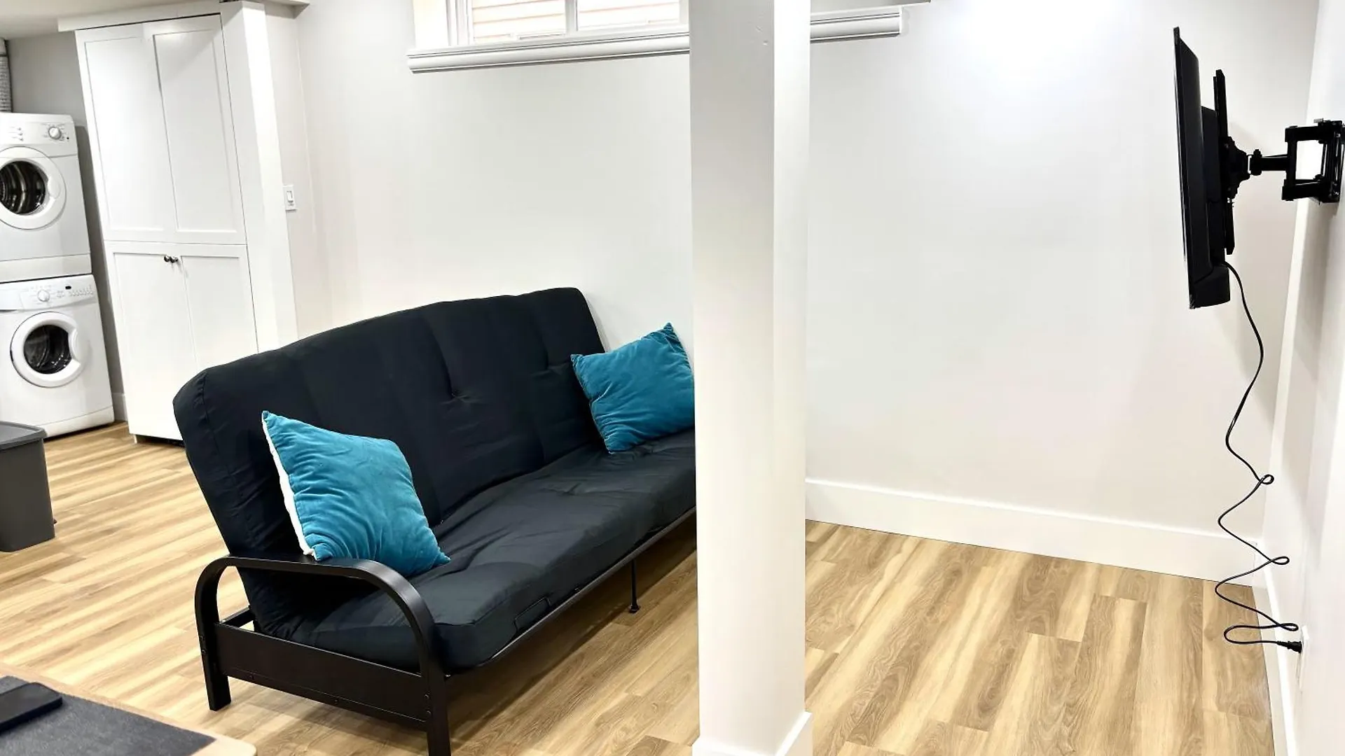 Valleyhut - Private 2 Bedrooms 1 Bathroom Walkout Basement Apartment Калгари