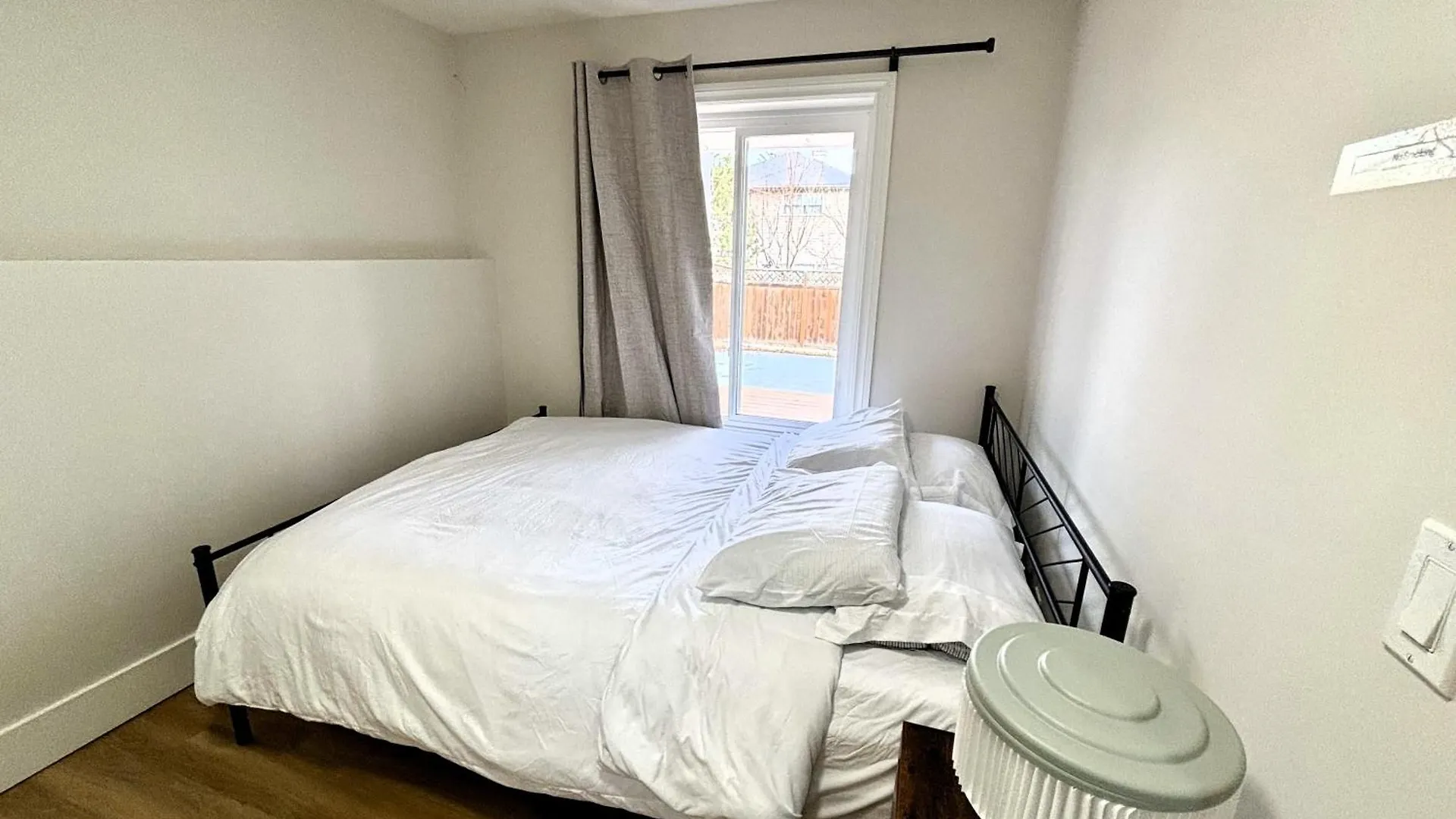 Valleyhut - Private 2 Bedrooms 1 Bathroom Walkout Basement Apartment Calgary